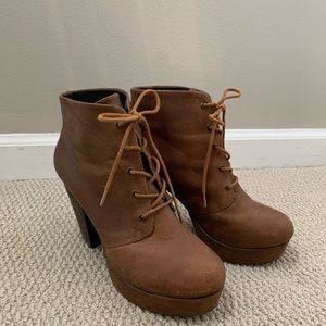 Steve Madden Leather Lace up Booties& PURSE HOLDER